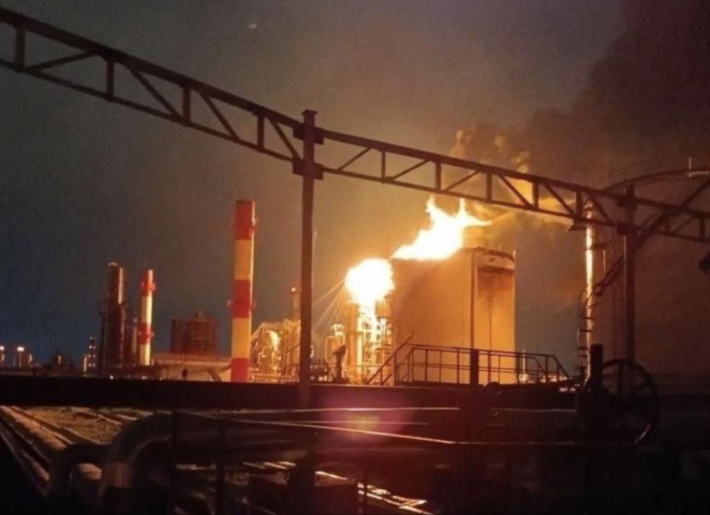 З'явилося фото, на якому показано палаючу ректифікаційну установку №3, на Рязанському нафтопереробному заводі